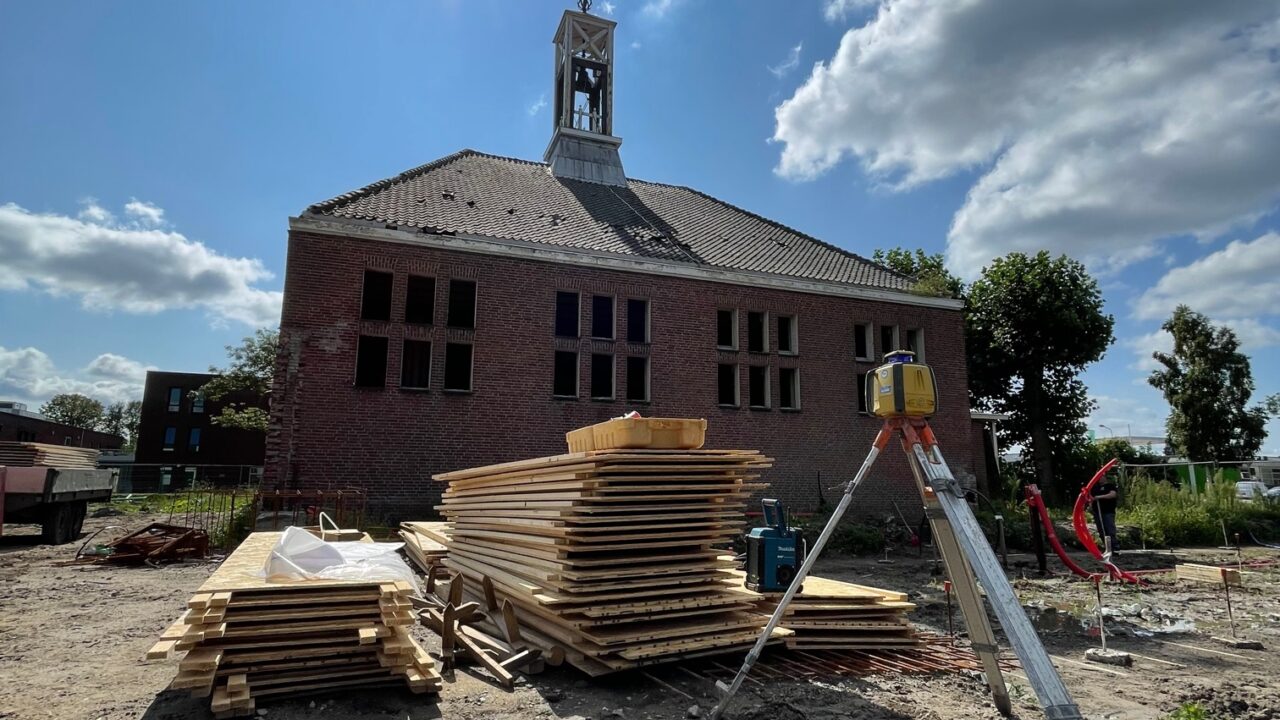 De bouwvak is ten einde. Het is weer lekker druk op het bouwterrein.